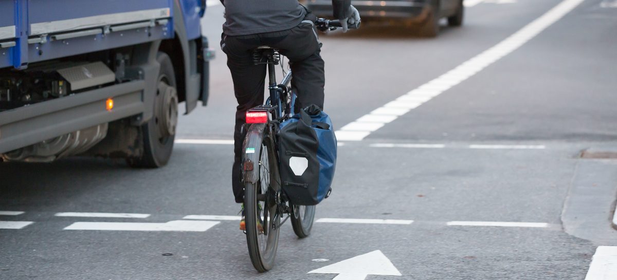 Lkw neben Radfahrer