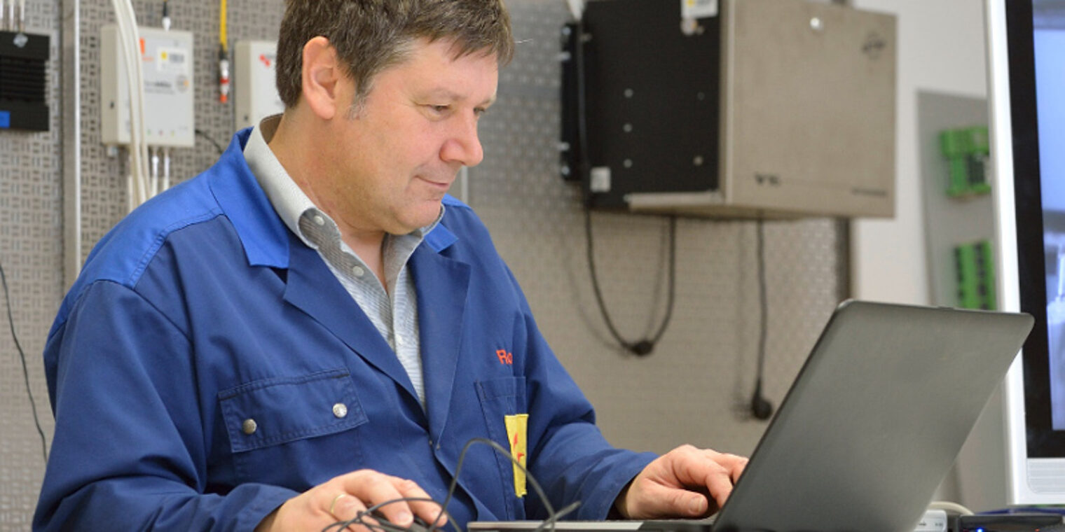 handwerker vor Laptop