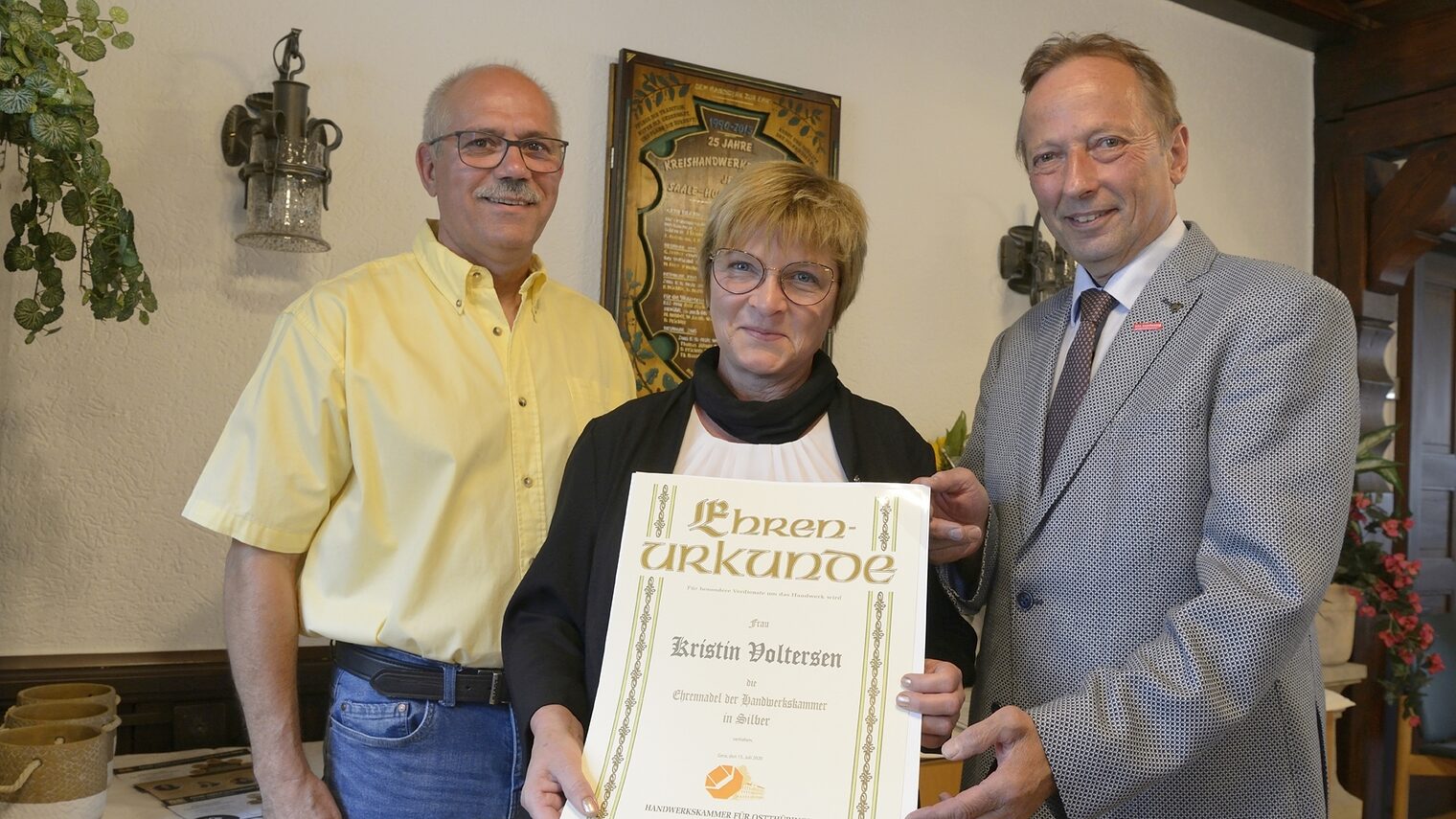 Silberne Ehrennadel der Handwerkskammer für Kristin Voltersen