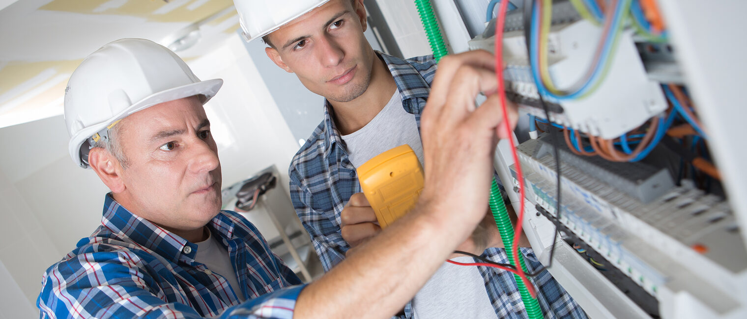 tutor instructing trainee electrician Schlagwort(e): _#C_10729, _#M_alpbig_jeff_270716, _#M_alpthe_romain_270716, trainee, elctrician, protection, testing, manual, fusebox, two, years, view, apprenticeship, crafts, apprentice, occupation, persons, caucasian, worker, screwdriver, craftsman, intern, electrical, young, instruction, training, safety, standing, professional, electrician, work, industry, indoors, man, laborer, trainee, elctrician, protection, testing, manual, fusebox, two, years, view, apprenticeship, crafts, apprentice, occupation, persons, caucasian, worker, screwdriver, craftsman, intern, electrical, young, instruction, training, safety, standing, professional, electrician, work, industry, indoors, man, laborer