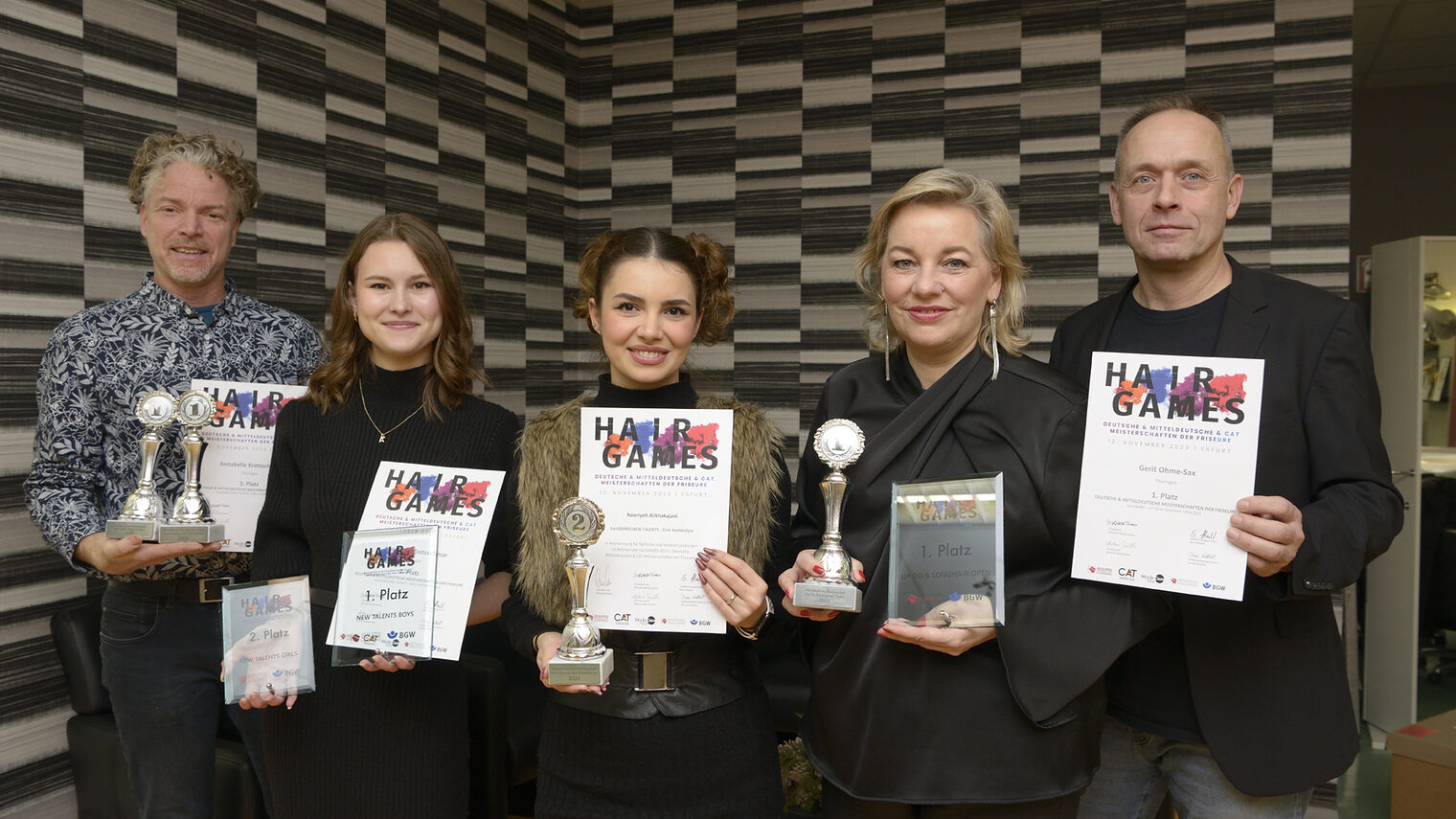 v.li. Sven Heubel, Annabelle Kretzschmar, Nooriyeh Alikhakajani, Gerit Ohme-Sax, Harald Wieser Mit Stolz - Chefs stehen und fest hinter ihren Siegerinnen Sven Heubel, Sven Heubel, Obermeister der Innung des Friseur- und Kosmetikerhandwerks Jena/Saale-Holzland-Kreis und Inhaber Heubel - Ihr Friseur in Jena Annabelle Kretzschmar, Auszubildende im 2. Lehrjahr im Salon Heubel - Ihr Friseur in Jena Gerit Ohme-Sax, Friseurmeisterin im Salon Schnittpunkt GmbH, Jena Nooriyeh Alikhakajani, Auszubildende im 1. Lehrjahr im Salon Schnittpunkt GmbH, Jena Harald Wieser, Gesch�ftsf�hrer Schnittpunkt GmbH, Jena In Jena jetzt 2 Deutsche Meisterinnen mehr Mannschaft der Friseurinnung Jena/Saale-Holzland-Kreis holte erstmals bundesdeutsches Gold in der Deutschland-Konkurrenz Annabelle Kretzschmar und Gerit Ohme-Sax wollten es auf den Hairgames, den diesj�hrigen Deutschen und Mitteldeutschen Meisterschaften des Friseurhandwerks, in Erfurt wieder einmal wissen. Sie stellten sich der bundesweiten Konkurrenz und holten erstmals zwei Deutsche Meistertitel f�r die Innung des Friseur- und Kosmetikerhandwerks Jena/Saale-Holzland-Kreis und nat�rlich f�r sich und ihre Salons nach Jena. Mit berechtigtem Stolz pr�sentierten die Siegerinnen gemeinsam mit ihren Chefs Sven Heubel und Harald Wieser sowie dem �Team-K�ken� Nooriyeh Alikhakajani die erk�mpften und gerade erst frisch zugestellten Pokale und Urkunden. www.meinhandwerk-jena.de Schlagwort(e): Friseurhandwerk Friseurinnung Wettkampferfolg Kreishandwerkersch