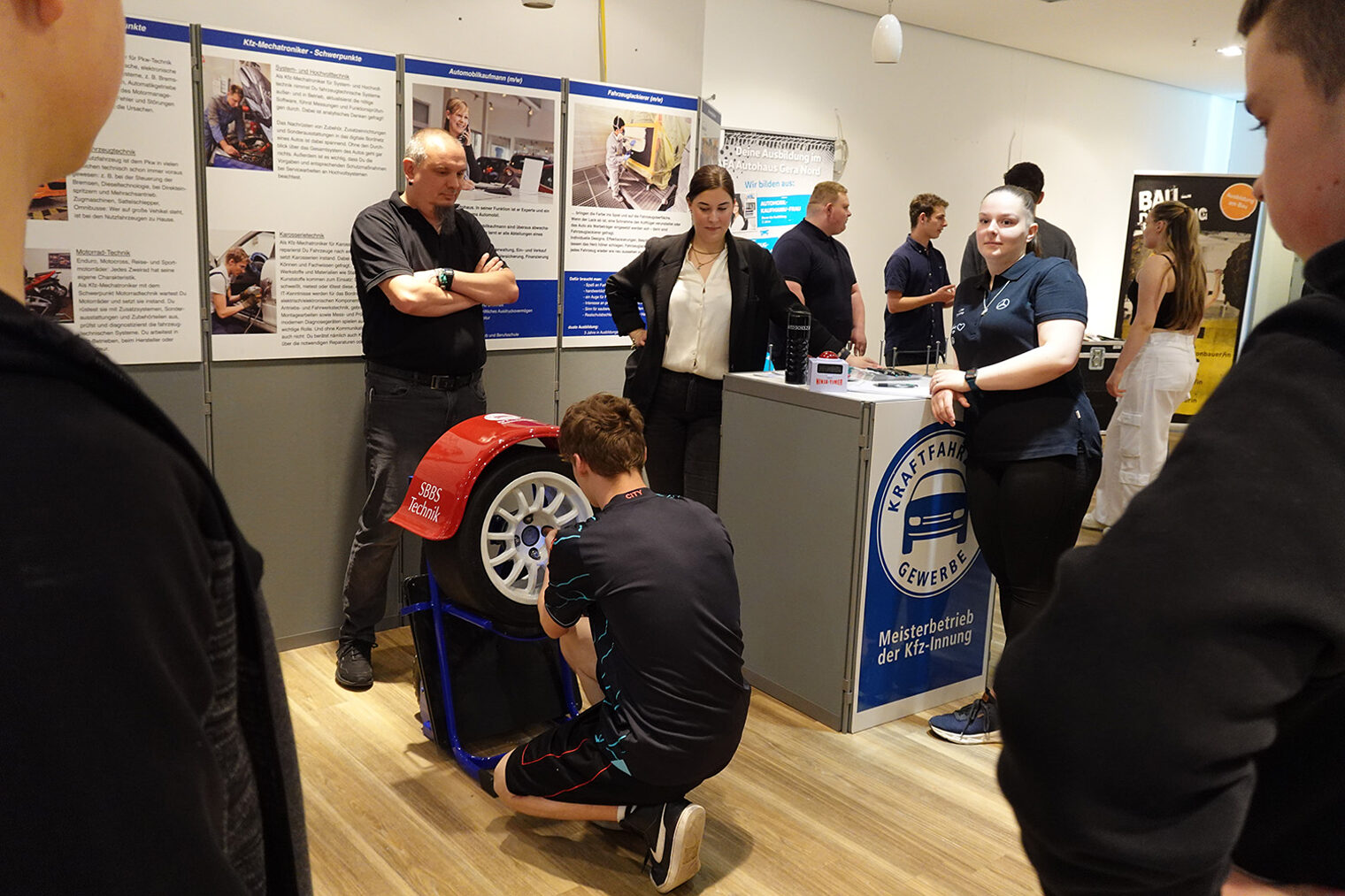 Räderwechsel am Stand von Auto-Scholz-AVS und der Kfz-Innung bei den Azubi Days.