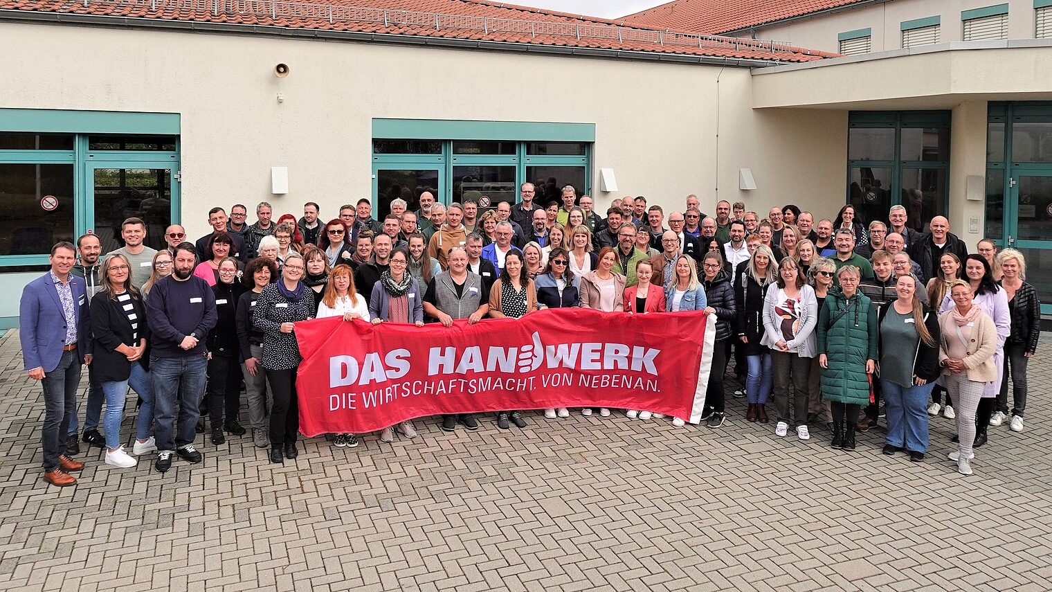 Der Vorstand, die Geschäftsführung sowie alle Mitarbeiterinnen und Mitarbeiter der Handwerkskammer für Ostthüringen aus der Hauptverwaltung, den drei Bildungsstätten in Gera-Aga, Rudolstadt und Zeulenroda sowie dem Umweltzentrum als Ihre Dienstleister wünschen Ihnen, liebe Handwerkerinnen und Handwerker, ein besinnliches Fest, einen guten Rutsch sowie einen erfolgreichen Start ins Jahr 2025.