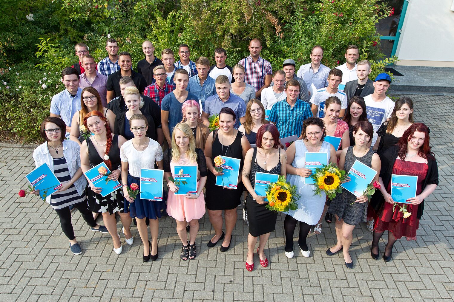 Gruppenbild der frisch gebackenen Profis im Ostthüringer Handwerk: Einige der Junggesellen und Jungfacharbeiter nach Erhalt ihrer Gesellenbriefe bzw. Facharbeiterzeugnisse.